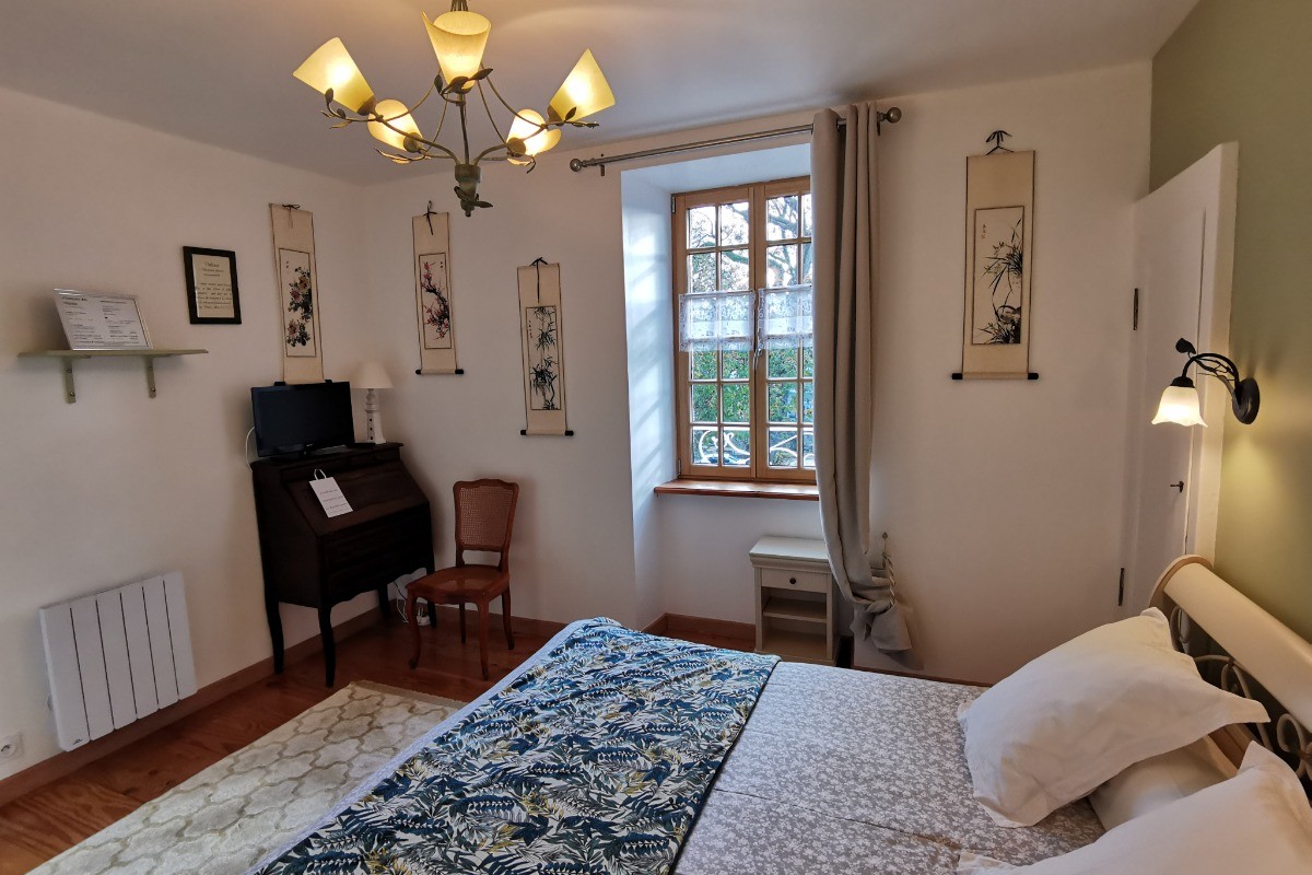 Espace bureau et TV, vue donnant sur la place du village