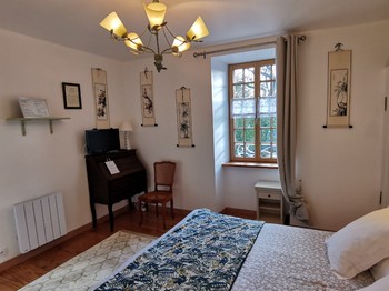 Espace bureau et TV, vue donnant sur la place du village