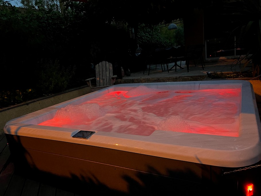 Bain a remous gratuit sur 1 ou 2 séances par semaine (1 heure) . Réservable un jour avant par sms auprés du propriétaire