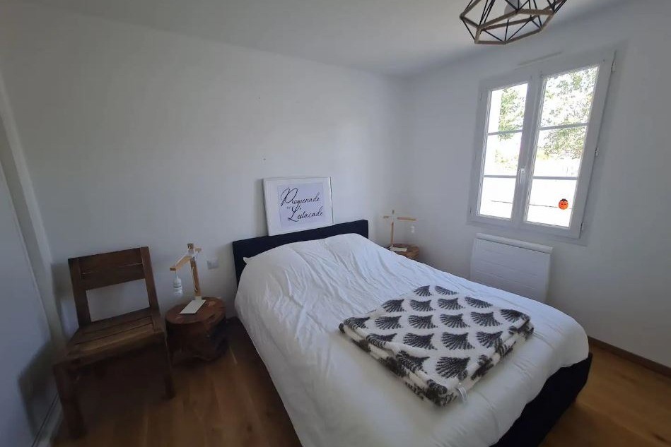 Une chambre avec un lit en au rez-de-chaussée