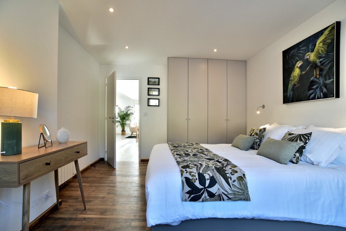 Chambre indépendante pour 2 personnes (grand lit 180 cm) avec dressing. Situé côté cour, vous dormirez dans le plus grand calme.