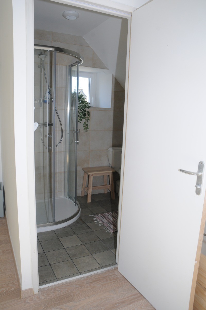 GALLET-SERRA location de vacances, Lanrodec, Clévacances, la salle d'eau de l'étage avec douche et WC