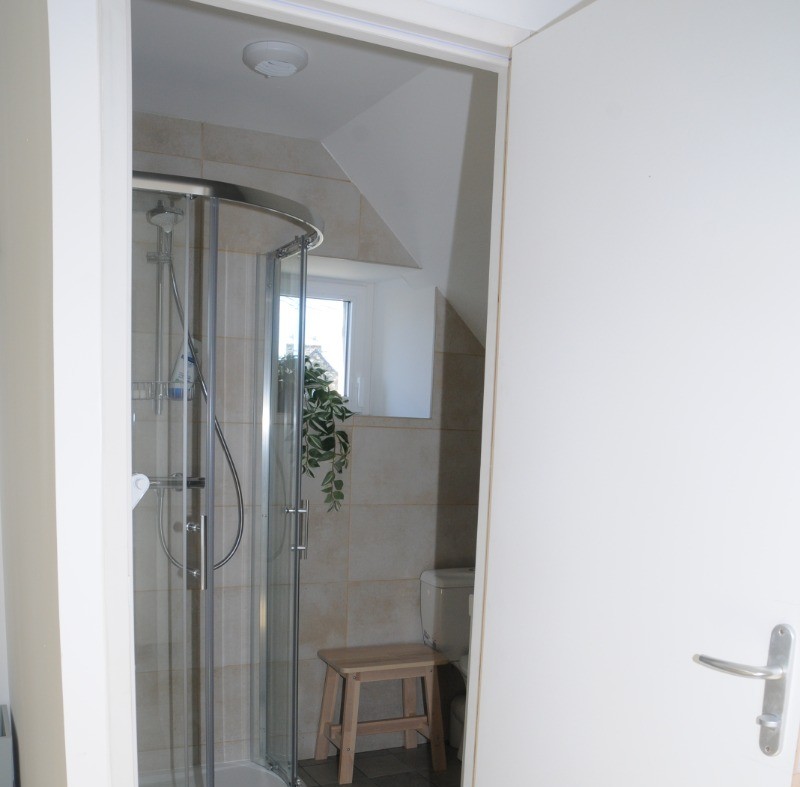 GALLET-SERRA location de vacances, Lanrodec, Clévacances, la salle d'eau de l'étage avec douche et WC