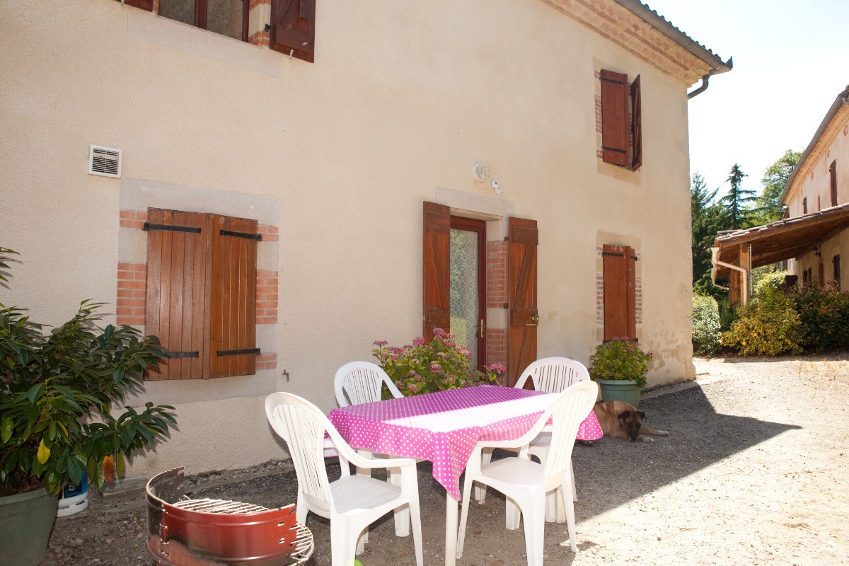 entrée gite avec salon de jardin