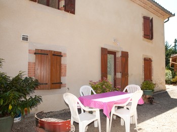 entrée gite avec salon de jardin