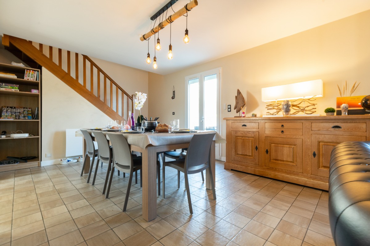 Grand séjour salon avec table billard, TV connecté, WIFI avec internet fibre