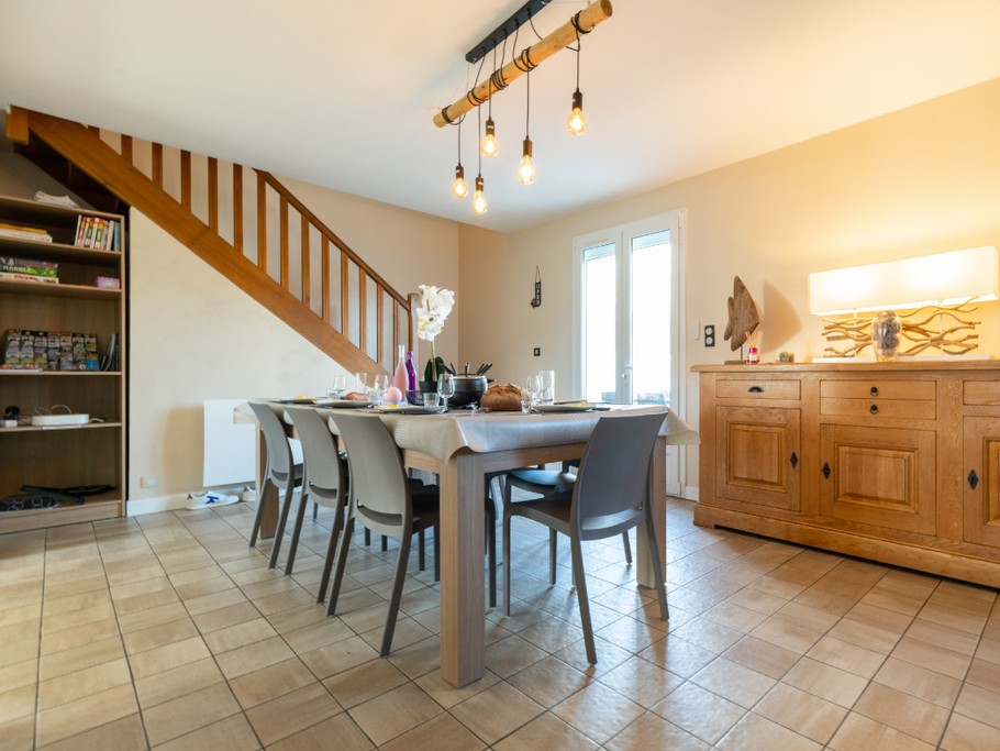 Grand séjour salon avec table billard, TV connecté, WIFI avec internet fibre