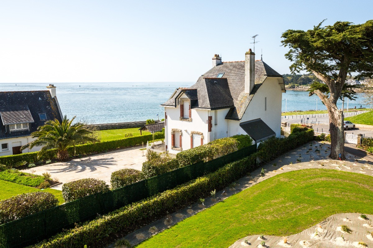 La vue mer de l'appartement et du balcon et l'archipel des Glénan au loin