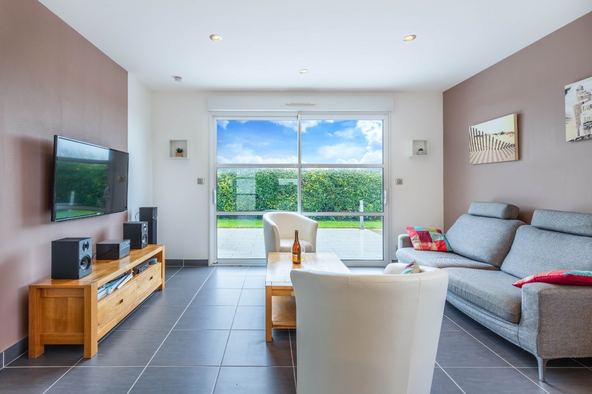 Grand salon avec Tv connecté- accès direct Terrasse
