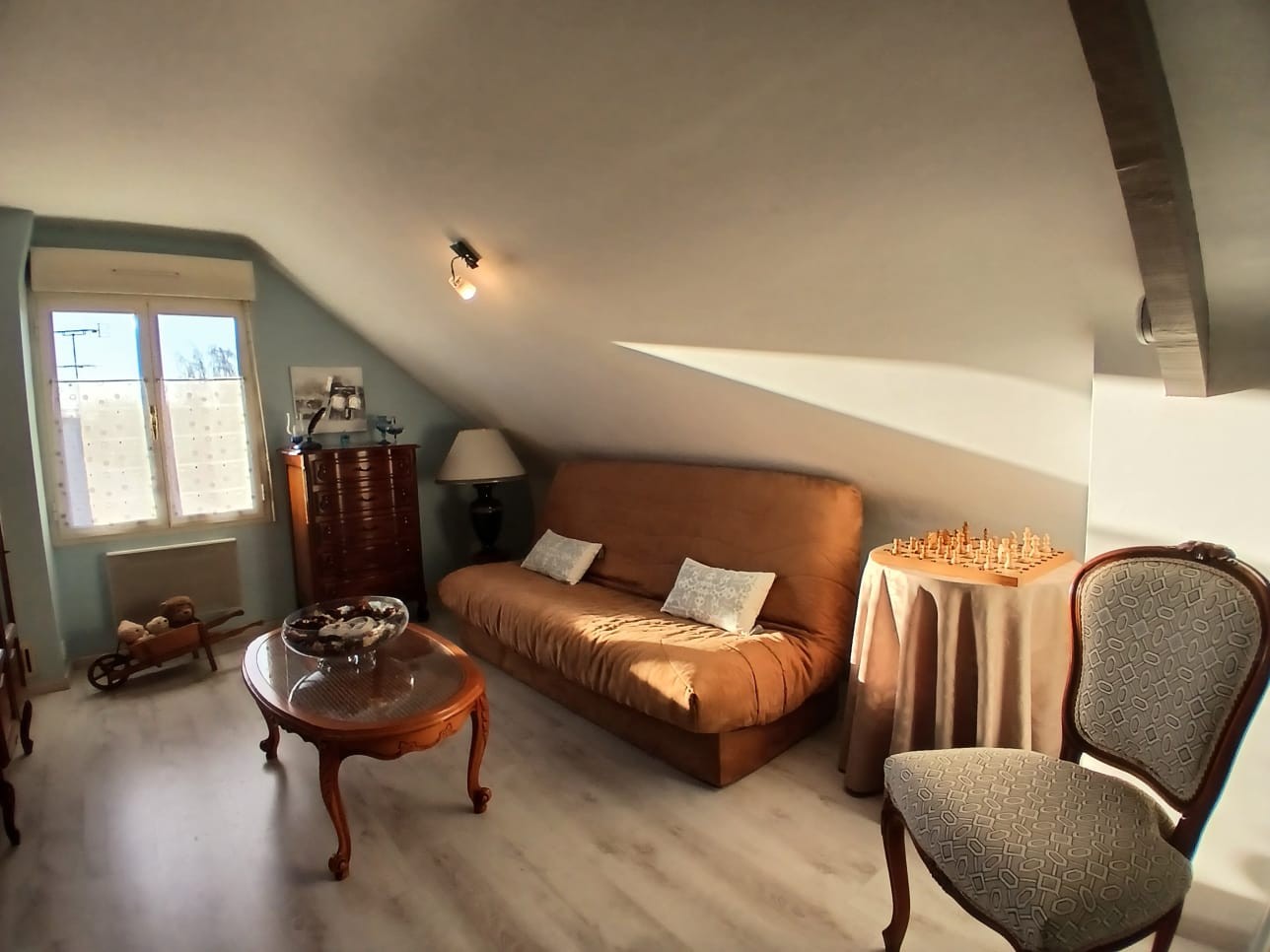 Relaxation area with sofa, armchair, board games. The first floor is entirely reserved for passing travellers.