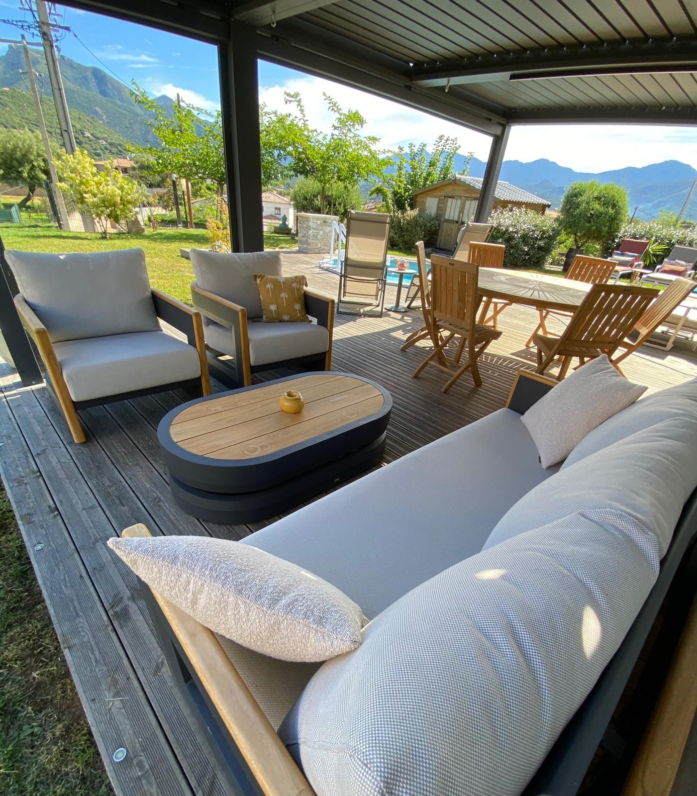 Outdoor lounge