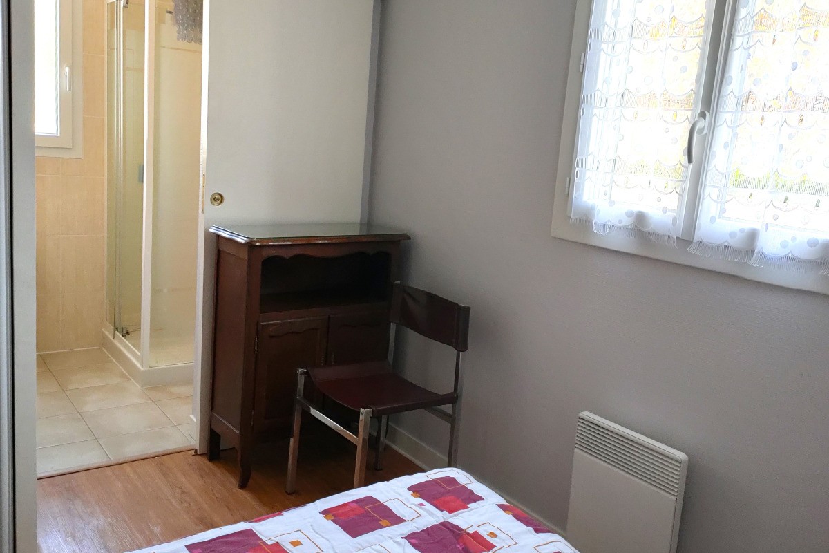 La salle d'eau de la chambre rétro