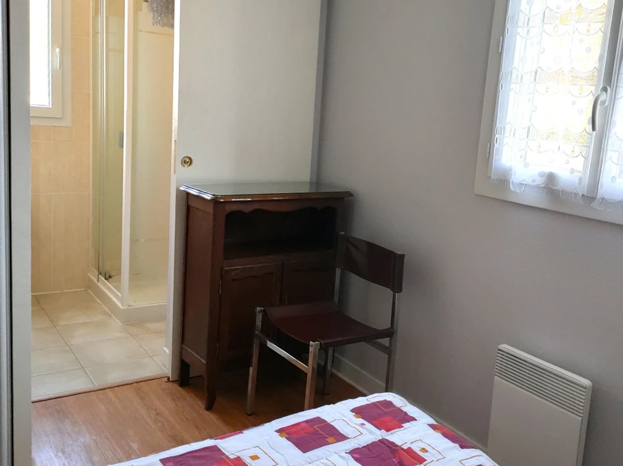 The shower room in the retro bedroom