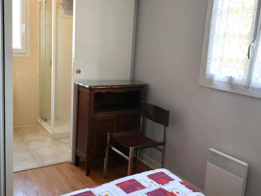 La salle d'eau de la chambre rétro