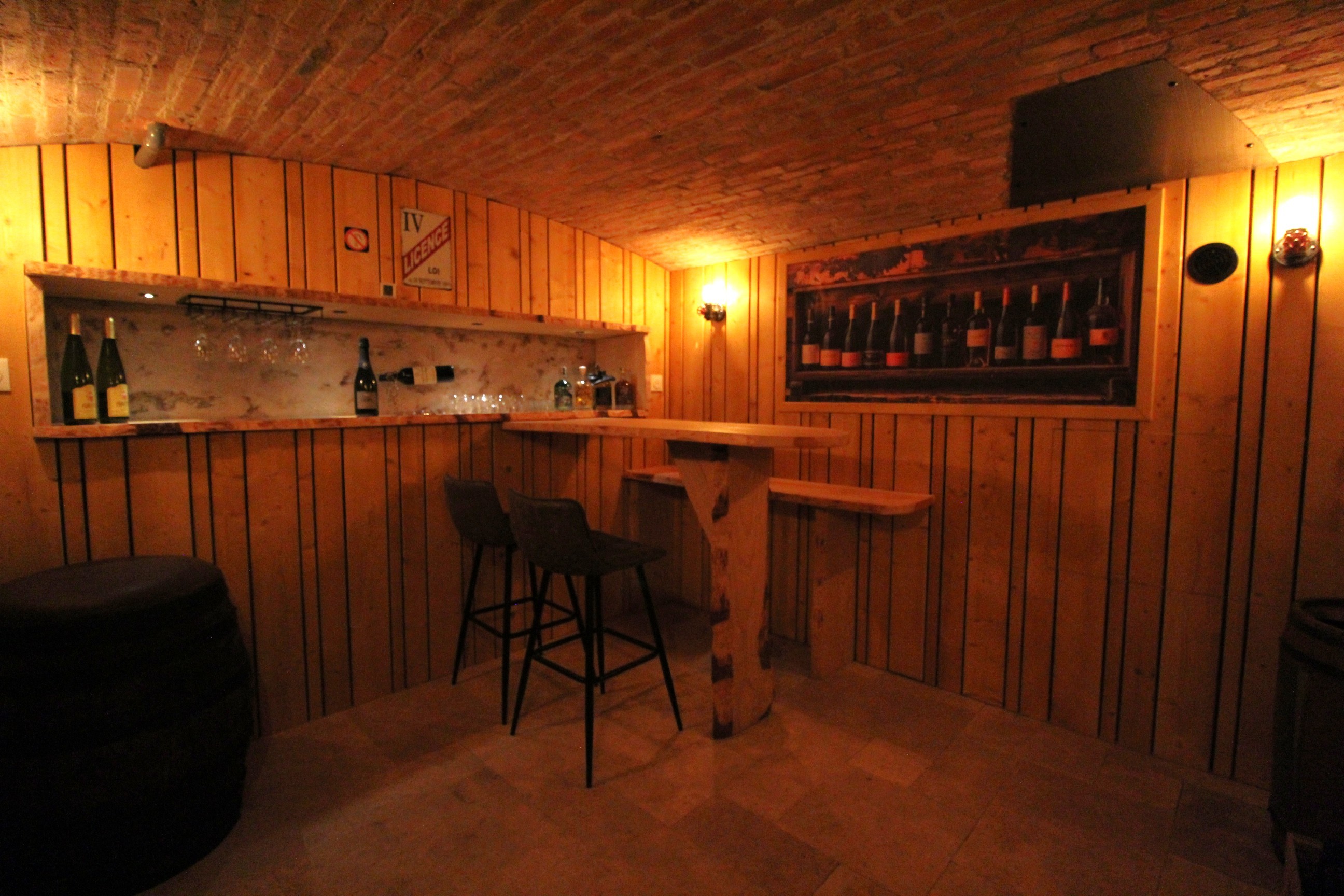 Cave secrète avec bar et jeux de fléchette - Gîte de la gare d'Anould