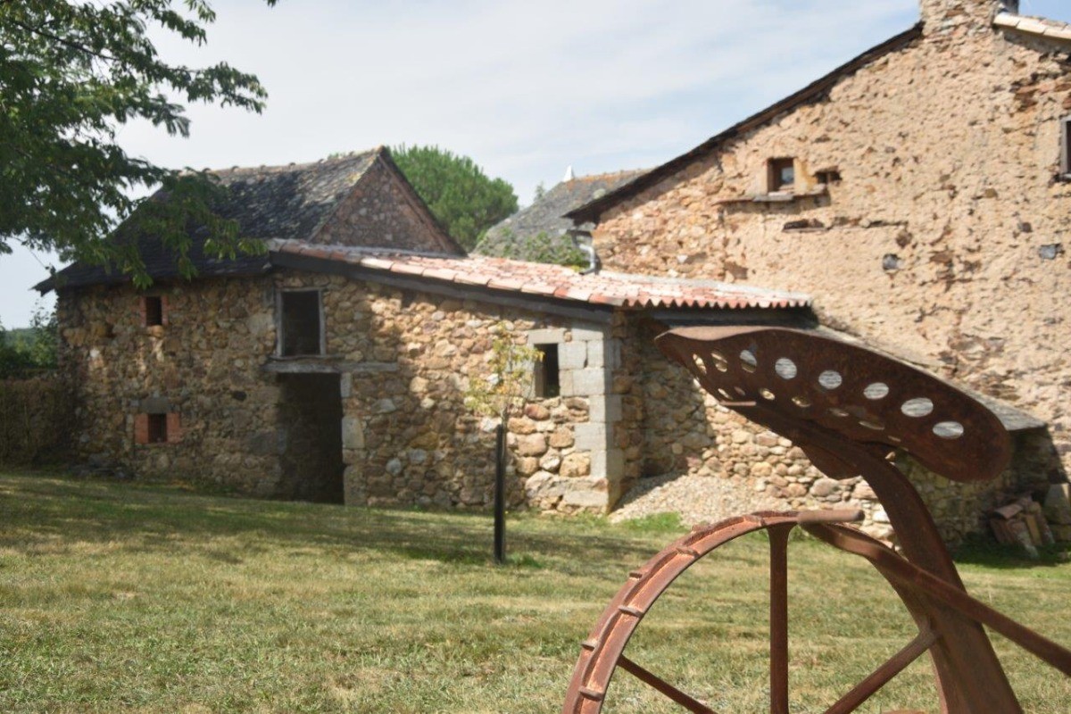 Vue du jardin batisse et dépendances