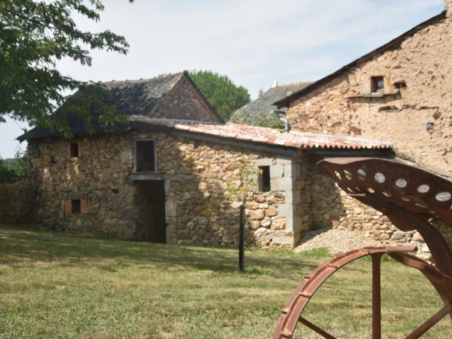 Vue du jardin batisse et dépendances