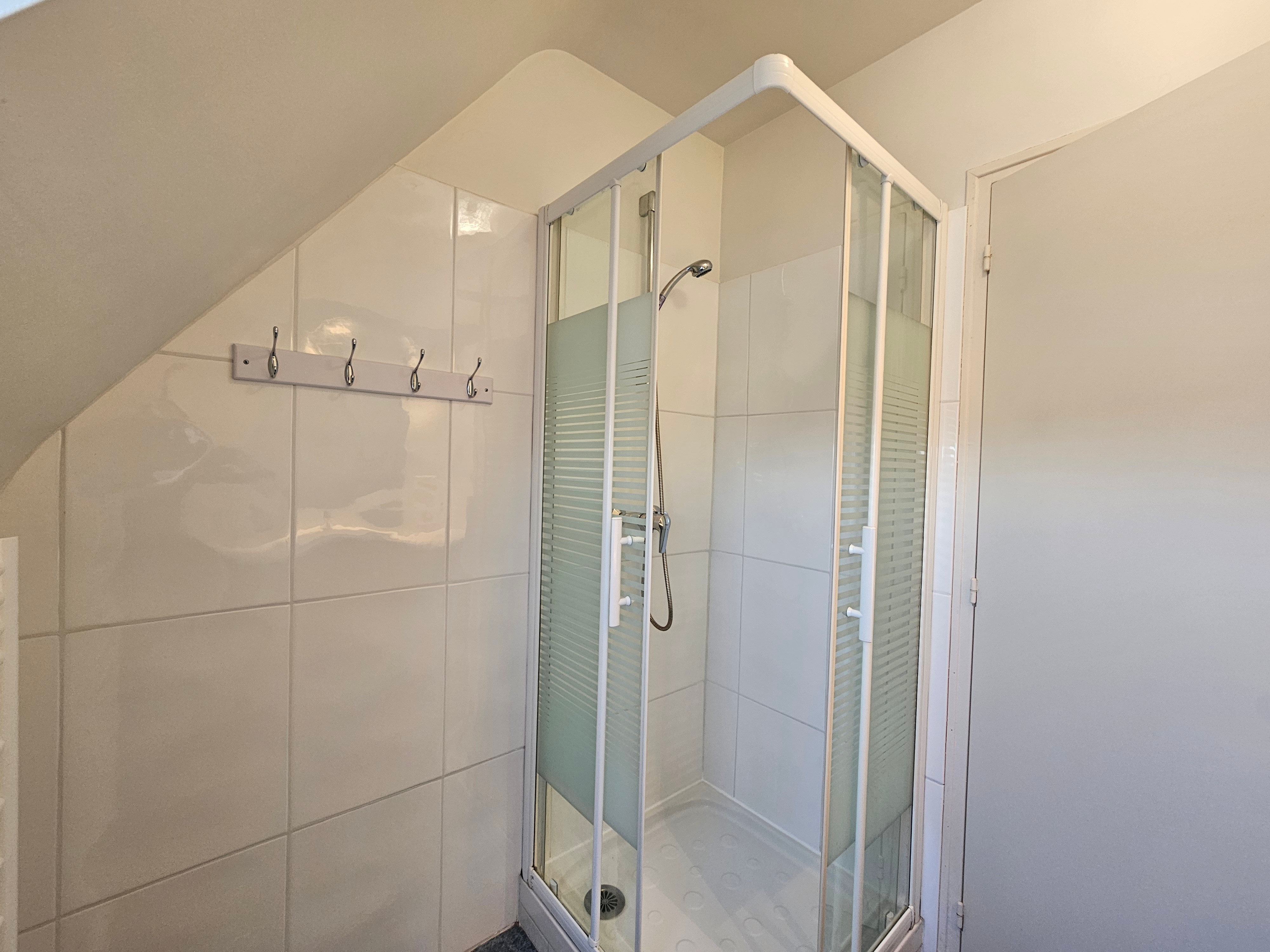 Salle d'eau avec meuble vasque et douche à l'étage