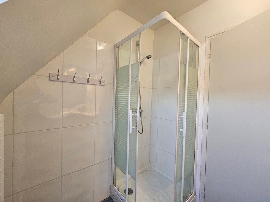 Salle d'eau avec meuble vasque et douche à l'étage