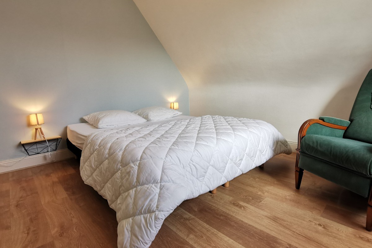 Chambre avec 1 lit 160 à l'étage