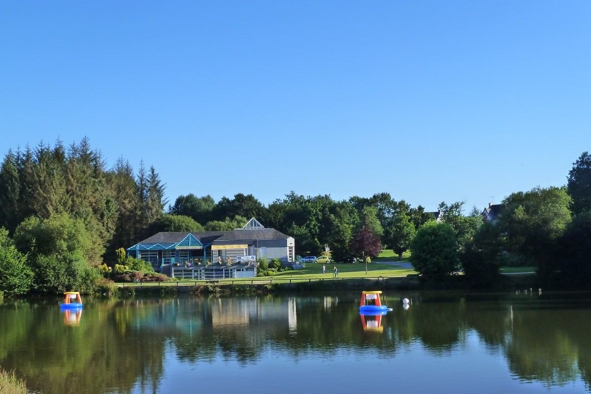 En toutes saisons - Les chemins de randonnée au départ du village vacances.– Les terrains de tennis (intérieur ou extérieur)– Les tables de ping-pong– La pêche dans nos étangs (carte fédérale obligatoire pour tous) et plus encore...