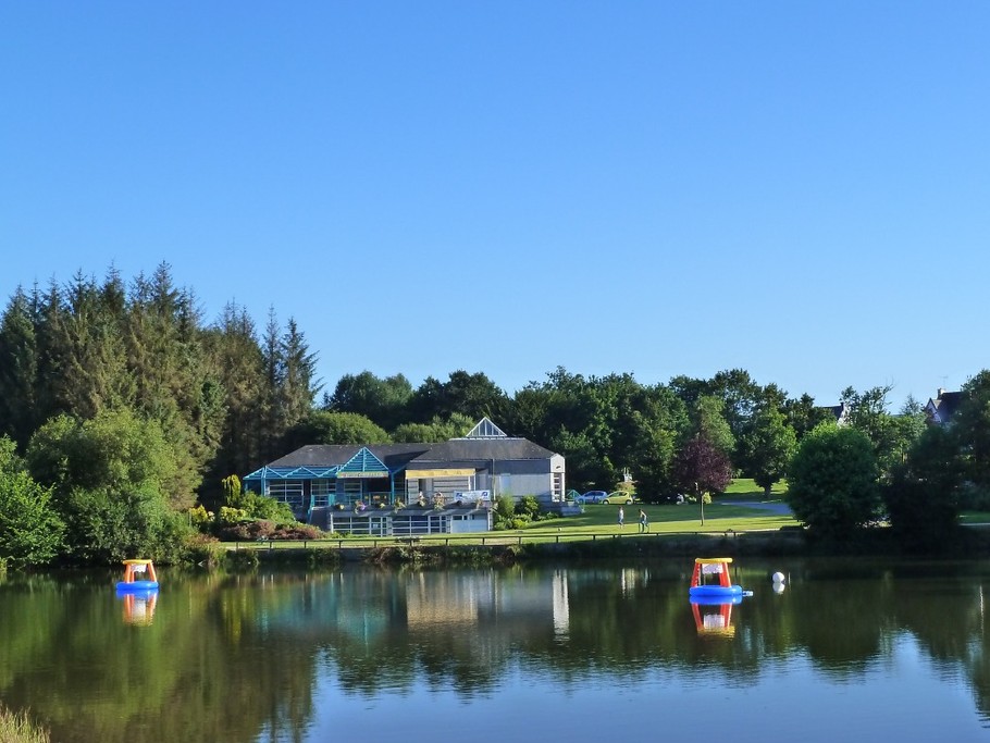 En toutes saisons - Les chemins de randonnée au départ du village vacances.– Les terrains de tennis (intérieur ou extérieur)– Les tables de ping-pong– La pêche dans nos étangs (carte fédérale obligatoire pour tous) et plus encore...