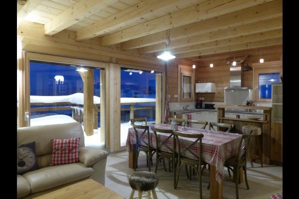 Pièce de vie en soirée au coin du feu - Chalet le Grenier