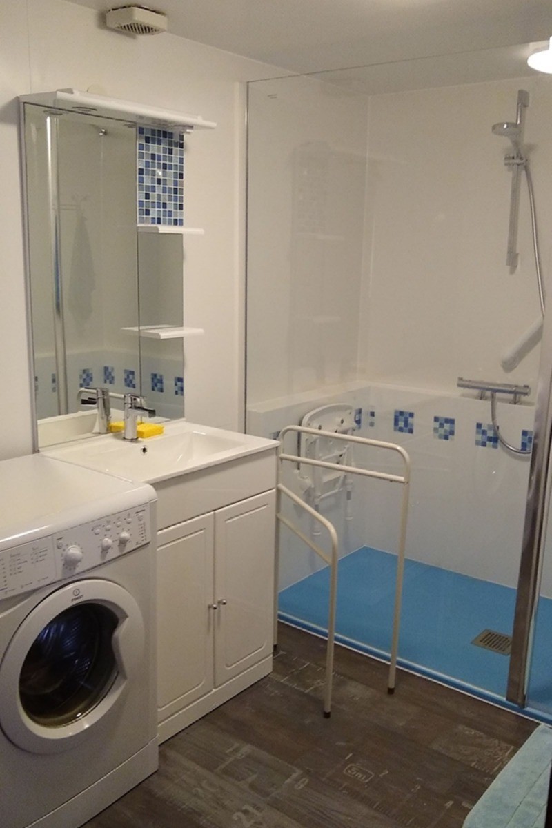 Salle d'eau avec siège de douche