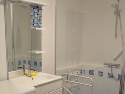 Salle d'eau avec siège de douche