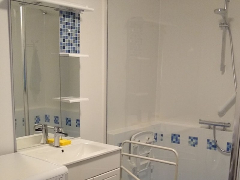Salle d'eau avec siège de douche