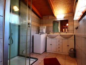 Salle d'eau au rez-de-chaussée : douche, vasques, lave-linge, ...