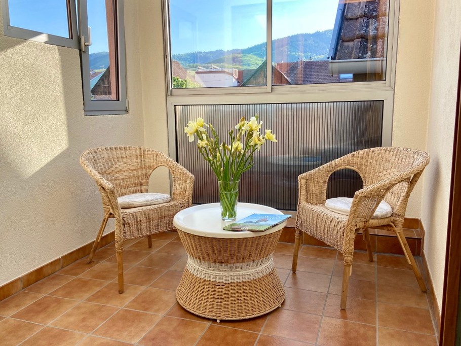 Loggia à l'étage avec vue sur les toits et en arrière plan vignes et châteaux