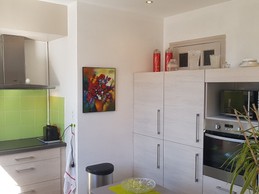 Cuisine avec comptoir entièrement équipée