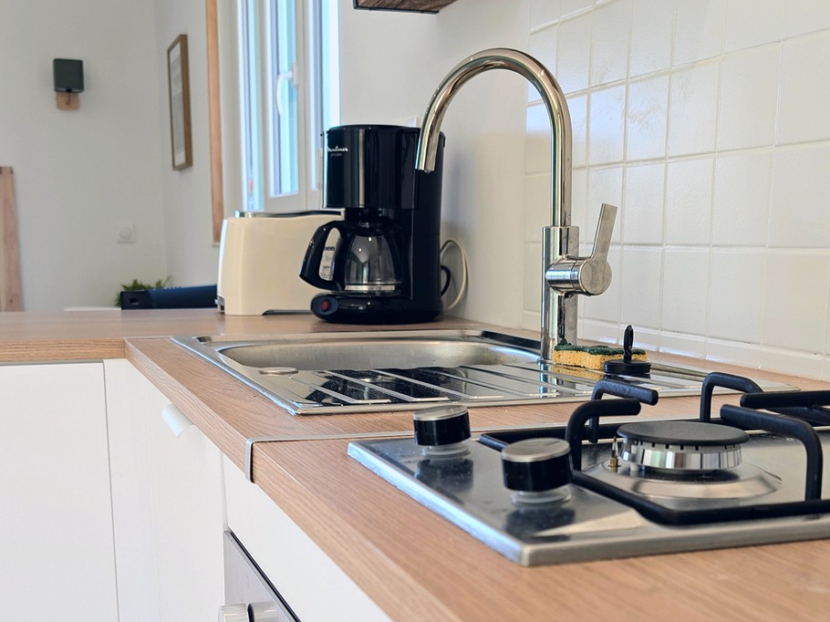 Le Nid – Holiday cottage, sleeps 3, Beaumont-du-Lac, Haute-Vienne: Fully equipped kitchen