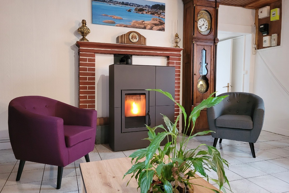GITE POUR 6 A 10 PERSONNES - CENTRE BRETAGNE - LOC ENVEL - ENTRE LE FINISTERE ET LA COTE DE GRANIT ROSE - salon