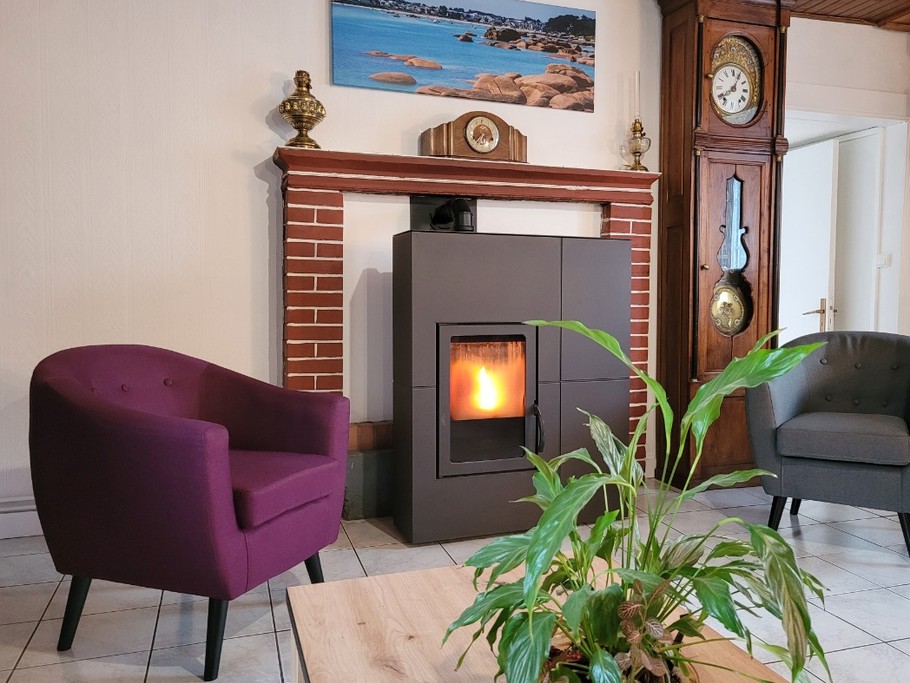 GITE POUR 6 A 10 PERSONNES - CENTRE BRETAGNE - LOC ENVEL - ENTRE LE FINISTERE ET LA COTE DE GRANIT ROSE - salon