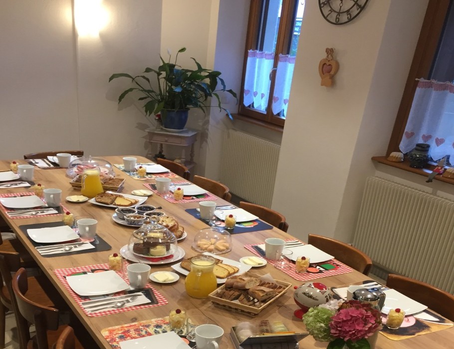 le petit-déjeuner dans notre salle à manger