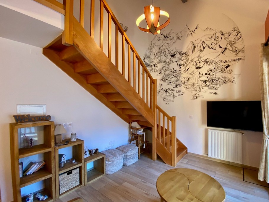 Salon vue sur fresque Vallées du LOURON