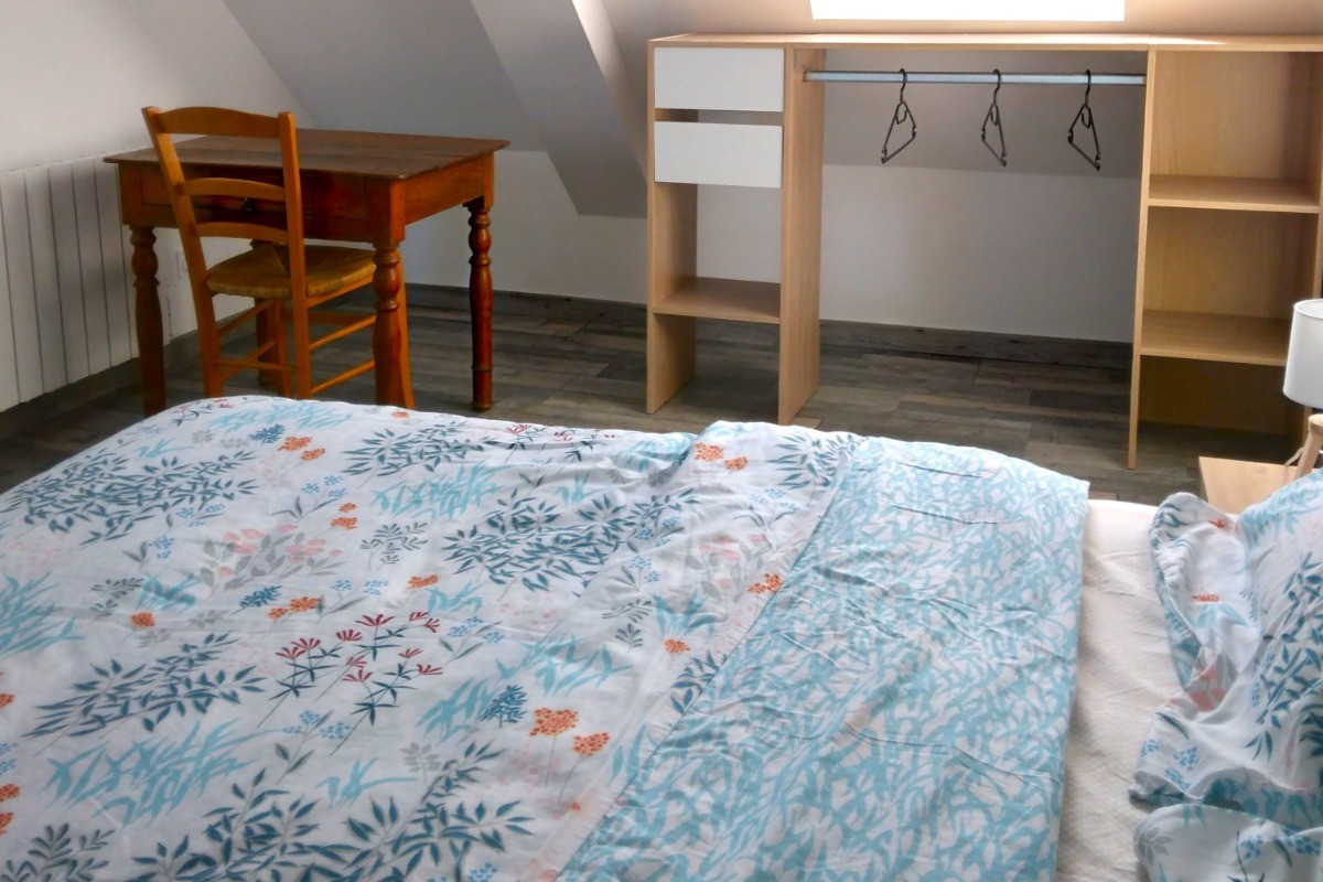A l'étage, agréable chambre pour 2 personnes (lit 140 cm) avec bureau, penderie, lit bébé et TV.