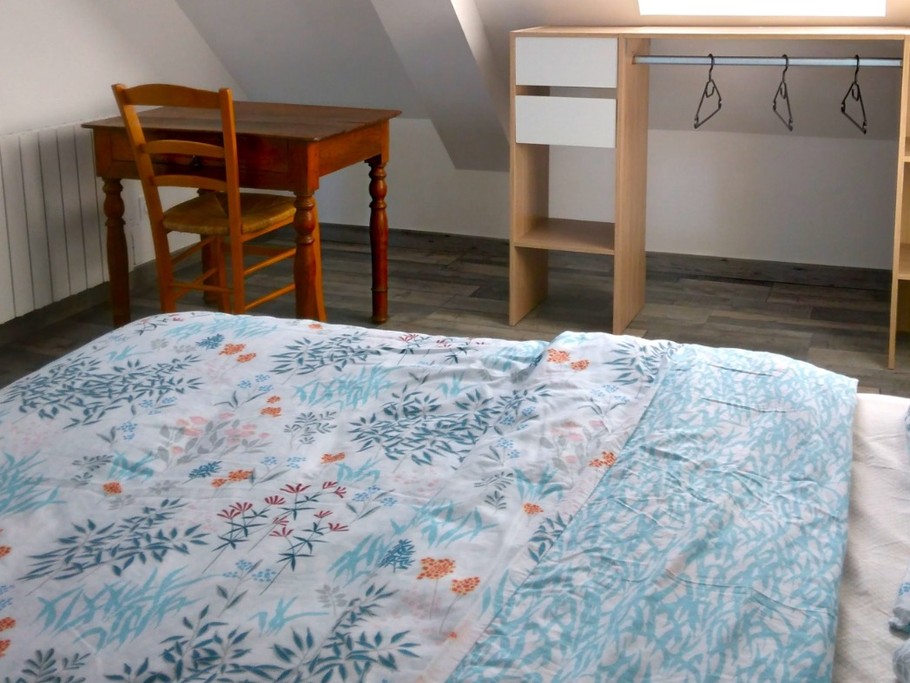 A l'étage, agréable chambre pour 2 personnes (lit 140 cm) avec bureau, penderie, lit bébé et TV.