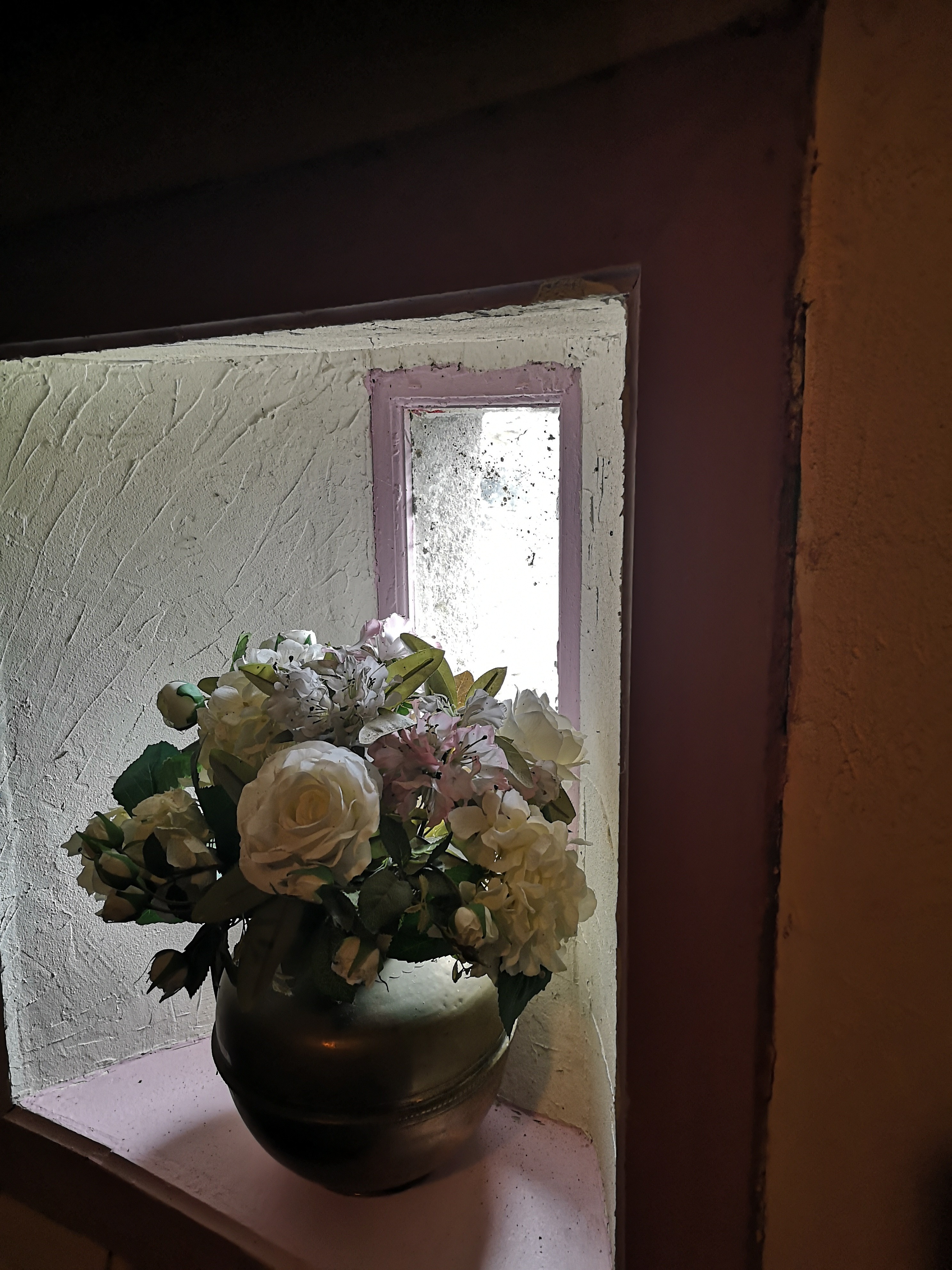 Dans la tour de l'escalier ancien, une niche fleurie  