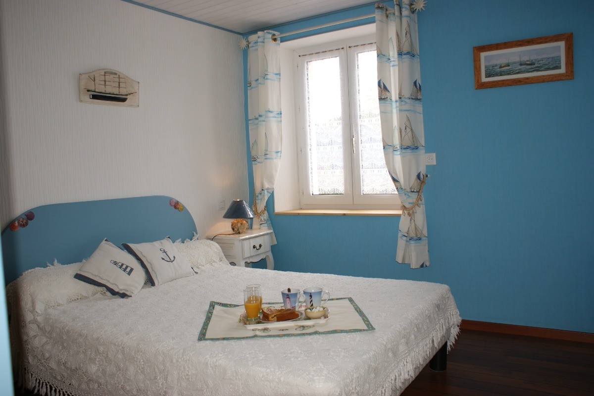 Bedroom with double bed (140cm)