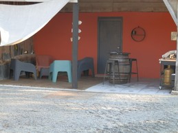 Cuisine d'été couverte, avec 2 plaques de cuisson, plancha, brasera et salon de jardin