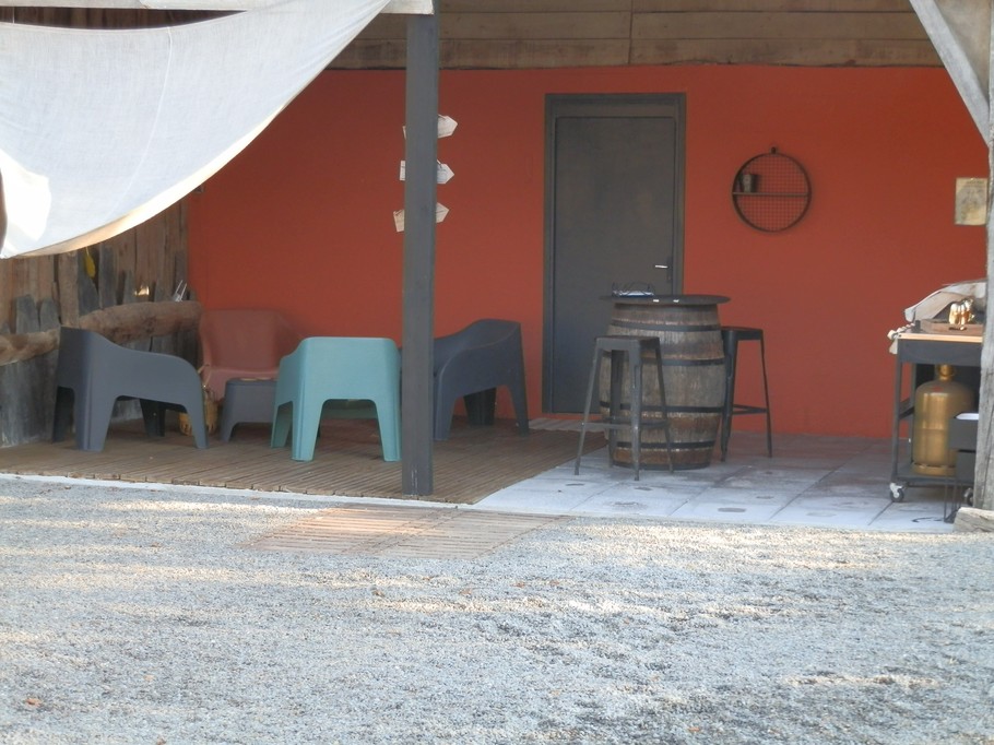 Cuisine d'été couverte, avec 2 plaques de cuisson, plancha, brasera et salon de jardin