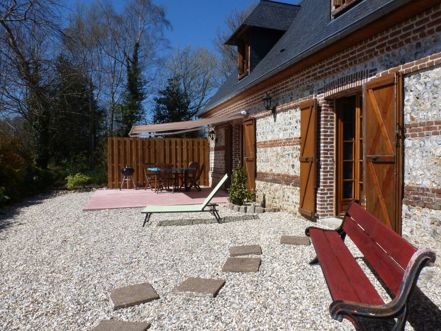 Terrasse ombragée-plein sud pour profiter du calme et la sérénité des lieux