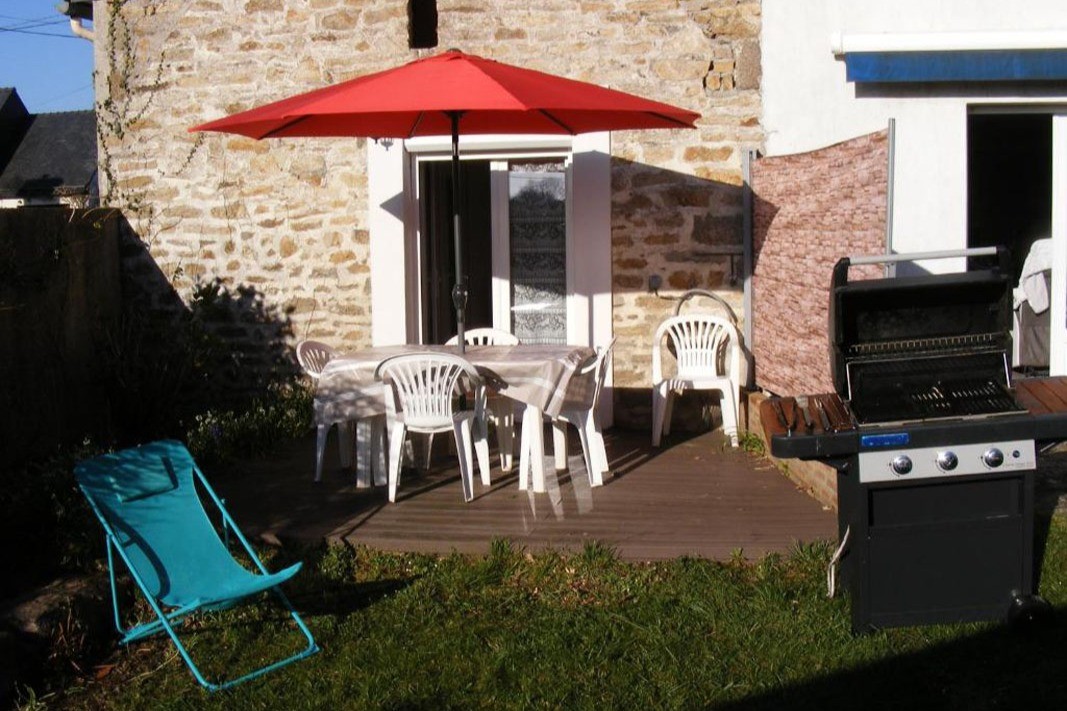 Terrasse privative, jardin et barbecue partagée avec la maison du propriétaire