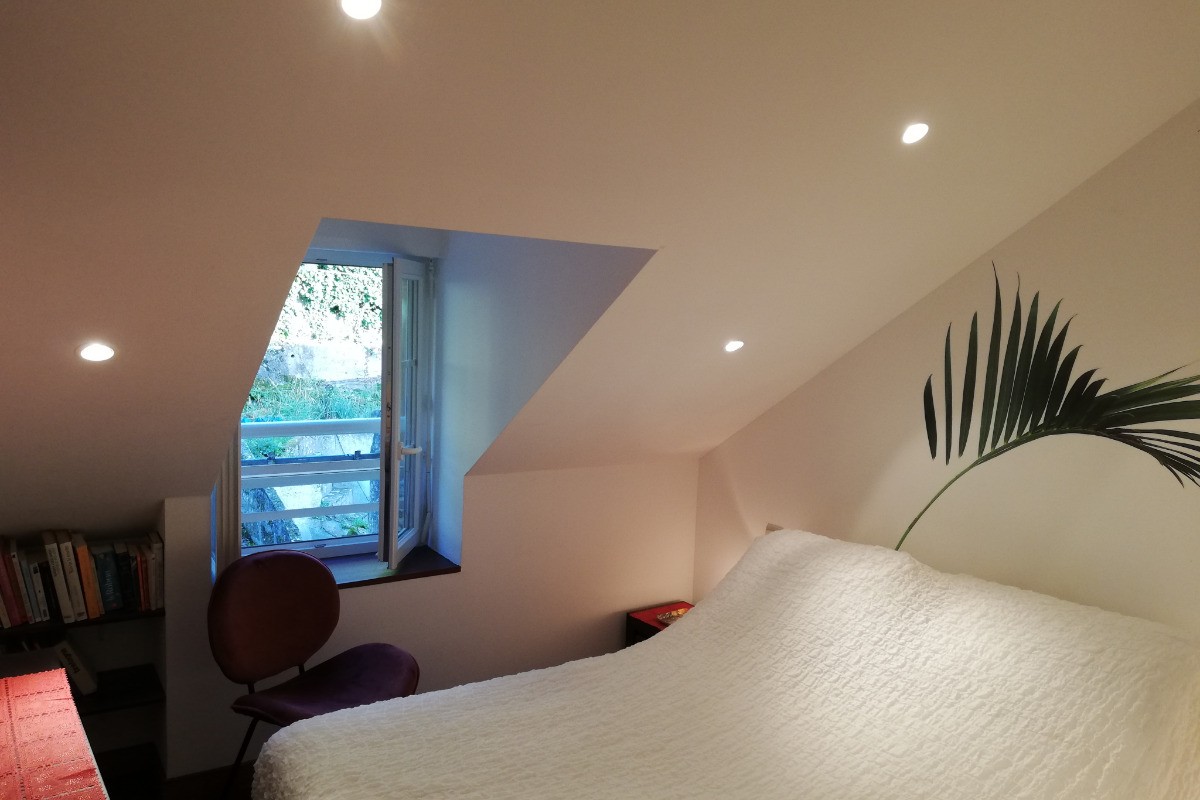 Chambre au 2e étage pour 2 personnes (lit 140x190), avec vue sur les falaises de Cancale.