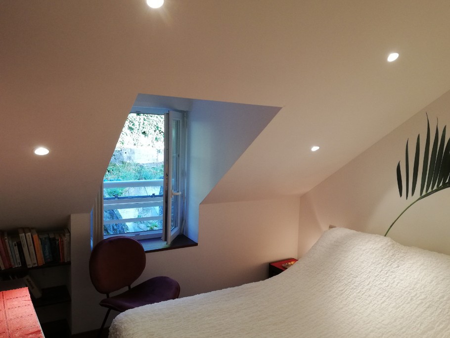 Chambre au 2e étage pour 2 personnes (lit 140x190), avec vue sur les falaises de Cancale.