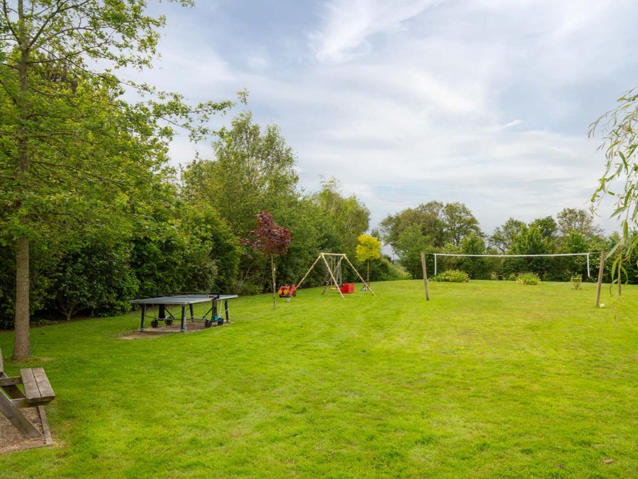 Leisure park with spring-loaded games, swing, ping pong table, volleyball court, boules pitch. Balls, Frisbees, petanque balls, rackets and balls available.