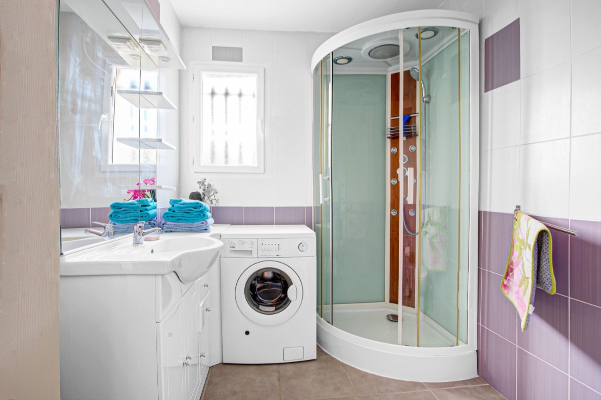 Salle de bain avec machine à laver Marseillan